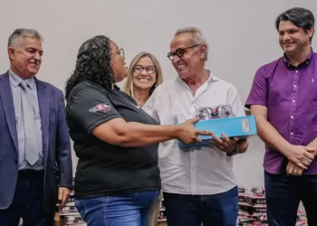 Prefeitura entrega 250 novos Chromebooks, elevando para 17 mil aparelhos que auxiliam professores e alunos nas salas de aulas do Município