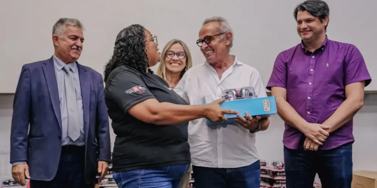 Prefeitura entrega 250 novos Chromebooks, elevando para 17 mil aparelhos que auxiliam professores e alunos nas salas de aulas do Município