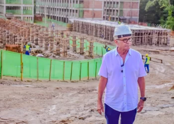 Prefeito inspeciona obras de construção do Complexo Beira Rio, que vai beneficiar mais de 700 famílias