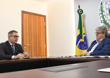 João Azevêdo apresenta potencialidades e oportunidades de investimentos a cônsul da França