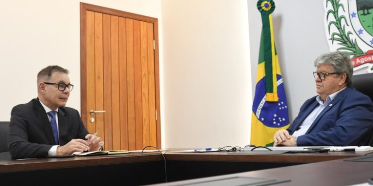 João Azevêdo apresenta potencialidades e oportunidades de investimentos a cônsul da França