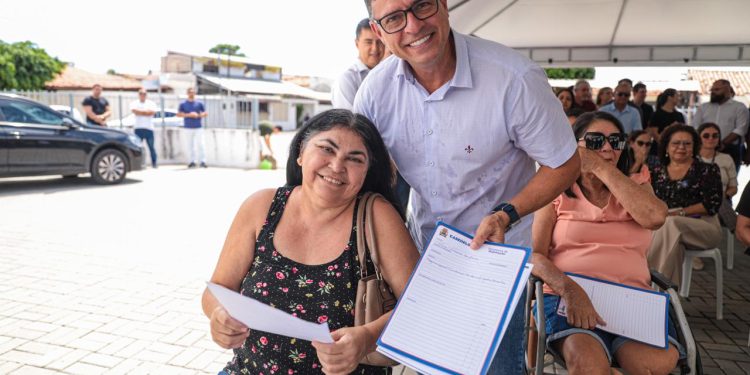 Prefeitura de Cabedelo entrega termos de posse aos moradores do Residencial Jardim Brasília