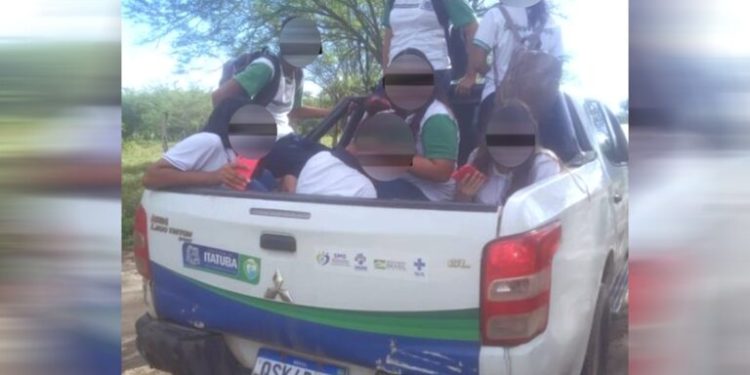 Prefeitura de Itatuba é flagrada transportando estudantes de forma irregular
