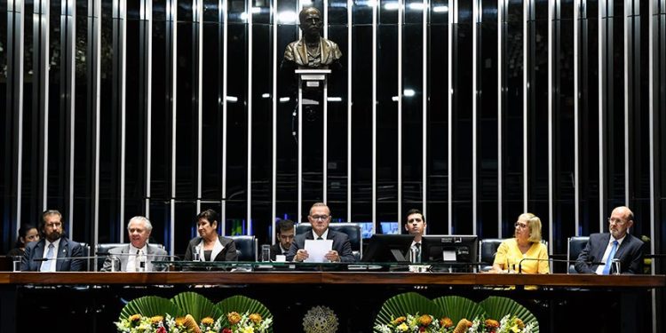 Senado homenageia os 40 anos das Diretas Já
