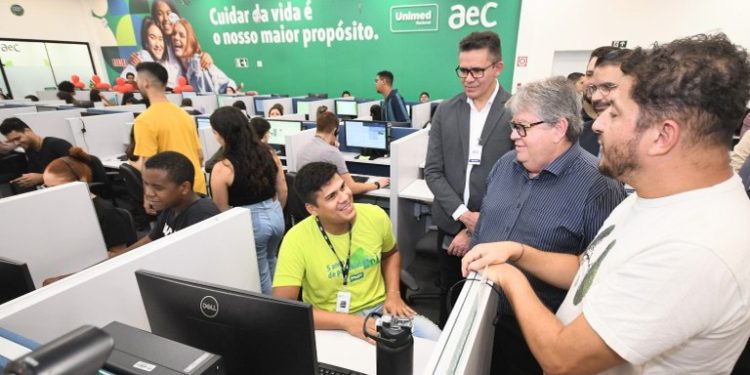 João Azevêdo visita nova sede da AeC e destaca capacidade do Estado de atrair novos investimentos e gerar emprego e renda