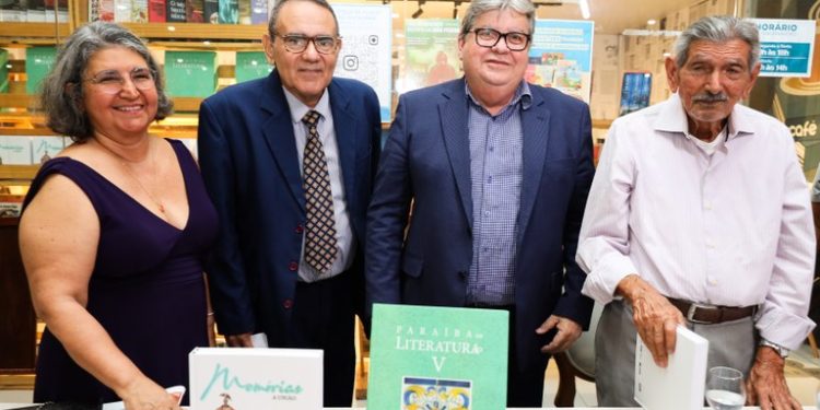 João Azevêdo prestigia “Noite da Literatura Paraibana” e destaca importância do jornal A União na preservação da história da Paraíba