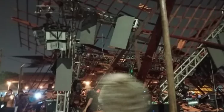 VÍDEO: Teto de casa de show desaba em João Pessoa e deixa 44 pessoas feridas