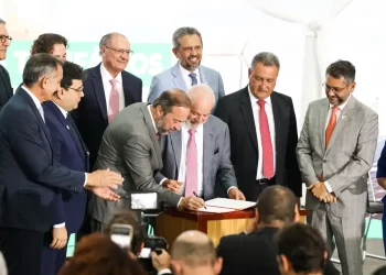 Lula assina MP que prevê redução de 3,5% a 5% na conta de luz