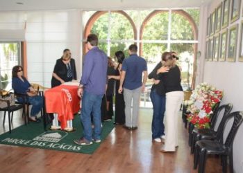 Família, amigos e autoridades se despedem do ex-deputado Agassiz Almeida em velório na ALPB