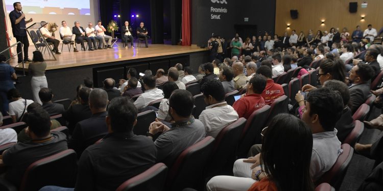 Empresários e entidades ligadas ao comércio participam da Feira de Negócios Viva o Centro