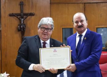 João Azevêdo é homenageado na Câmara de João Pessoa pelas ações e obras estruturantes na Capital