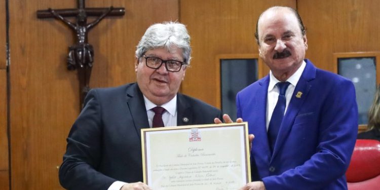João Azevêdo é homenageado na Câmara de João Pessoa pelas ações e obras estruturantes na Capital