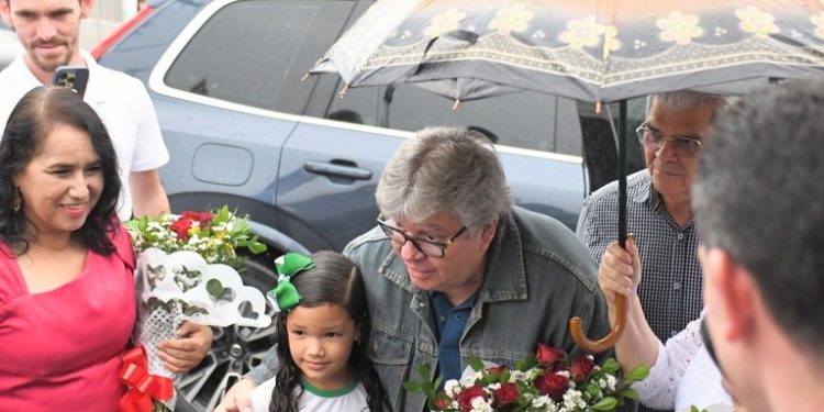 João Azevêdo inaugura pavimentação de estradas em Arara, Serraria e Pilões e destaca importância das obras para a economia da região