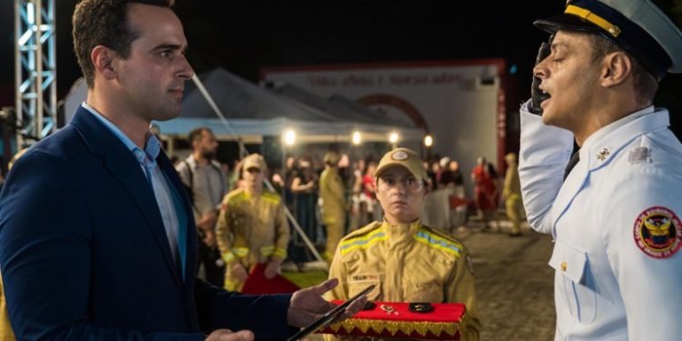 Vice-governador participa de formatura do Corpo de Bombeiros e presta homenagem à equipe que atuou em resgate no Rio Grande do Sul