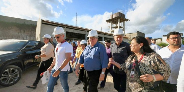 João Azevêdo entrega e inspeciona obras em Itapororoca, Rio Tinto e Mamanguape