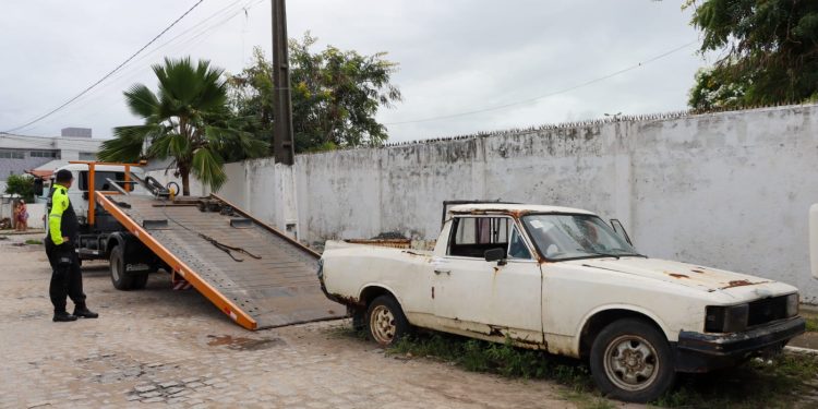 SEMOB de Cabedelo inicia operação de recolhimento de carros abandonados pela cidade