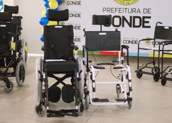 Prefeitura de Conde faz entrega de cadeiras de rodas, órteses e próteses a usuários do Centro de Reabilitação