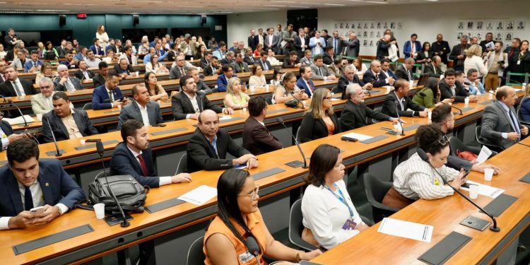 Murilo Galdino fortalece pauta municipalista durante reunião com bancada e mais de 100 prefeitos