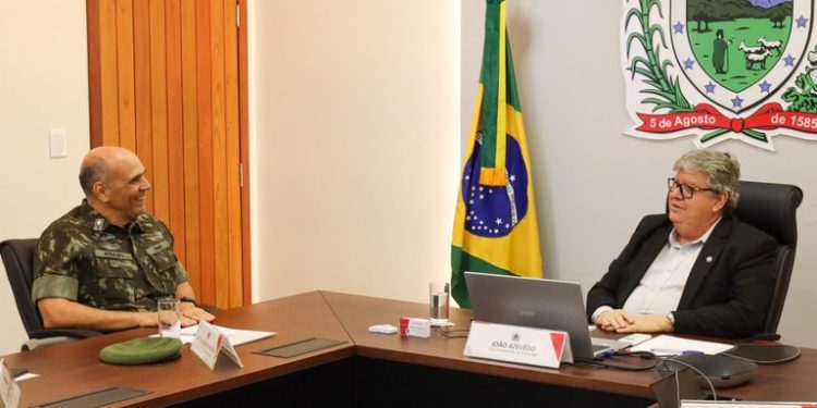 João Azevêdo recebe visita de cortesia de Comandante Militar do Exército no Nordeste e destaca potencialidades do estado