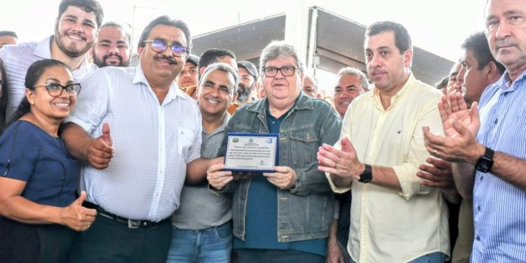 João Azevêdo inaugura pavimentação de estradas em Arara, Serraria e Pilões e destaca importância das obras para a economia da região