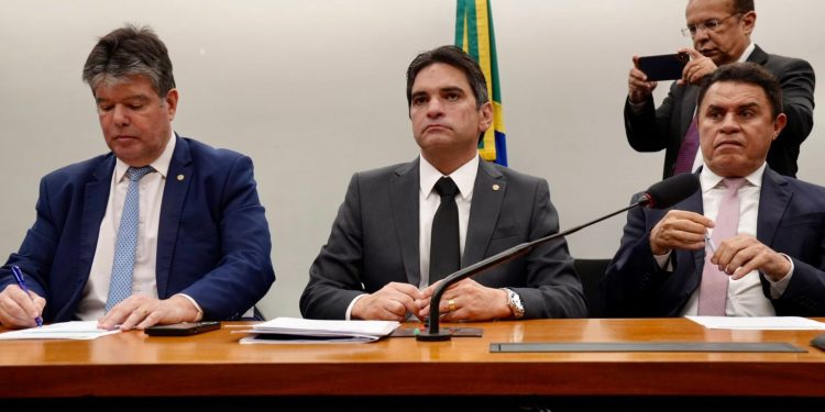Murilo Galdino fortalece pauta municipalista durante reunião com bancada e mais de 100 prefeitos
