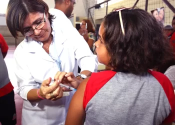 Vacinação contra dengue é retomada para crianças e adolescentes de 10 a 14 anos, em João Pessoa