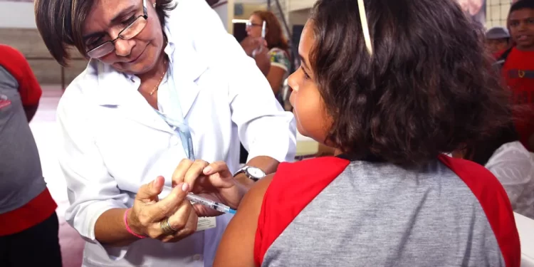 Vacinação contra dengue é retomada para crianças e adolescentes de 10 a 14 anos, em João Pessoa