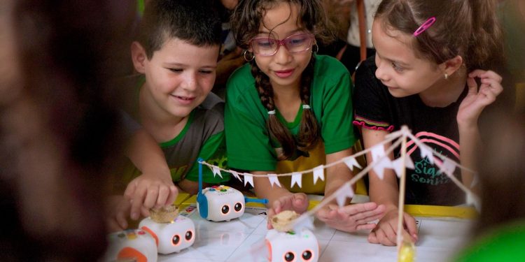 Prefeitura de João Pessoa entrega 300 novos robôs para escolas e creches do município