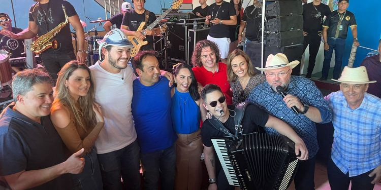 Maior São João do Mundo: Veneziano participa e elogia início da festa na Vila do Artesão e em Galante