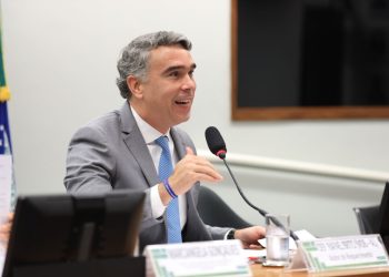 Rafael Brito defende obrigatoriedade de psicólogos e assistentes sociais nas escolas