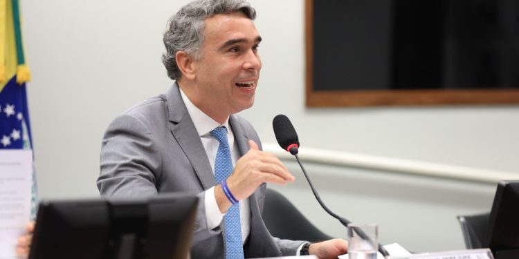 Rafael Brito defende obrigatoriedade de psicólogos e assistentes sociais nas escolas