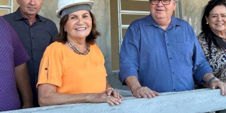 Prefeita de Mamanguape e governador João Azevedo fazem visita às obras do Condomínio Cidade Madura