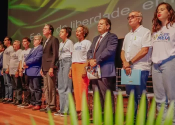 Prefeito celebra programa Pé-de-Meia na Paraíba e defende extensão do benefício para alunos do Fundamental