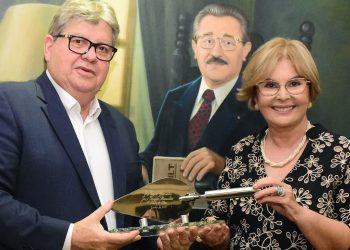 João Azevêdo recebe o título “Mestre de Obras”, de José Maranhão, das mãos de Fátima Bezerra