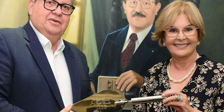 João Azevêdo recebe o título “Mestre de Obras”, de José Maranhão, das mãos de Fátima Bezerra