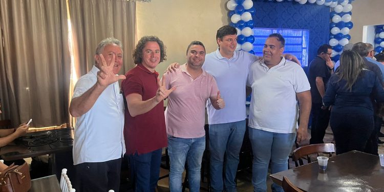 Veneziano celebra adesão do vice-prefeito de Piancó no lançamento das pré-candidaturas do MDB, Republicanos e União Brasil