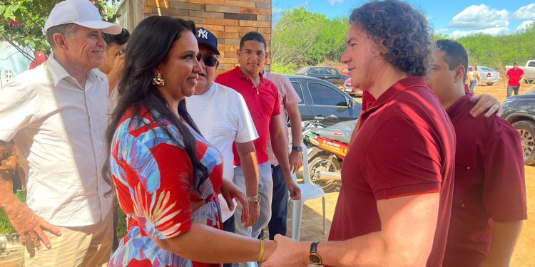 Durante ato político em Itaporanga, Veneziano apresenta os pré-candidatos do MDB Jailma Sousa e Djaci Júnior