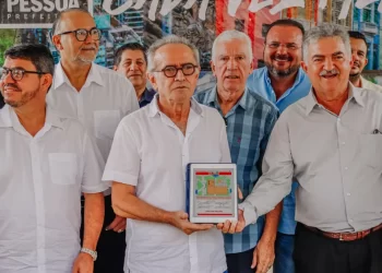 Cícero autoriza obras para reconstrução de praça no Castelo Branco e projeta bairro 100% pavimentado