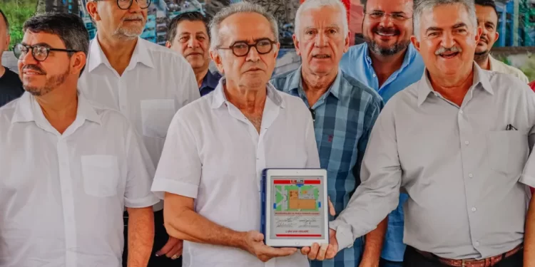 Cícero autoriza obras para reconstrução de praça no Castelo Branco e projeta bairro 100% pavimentado