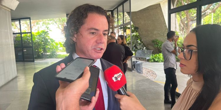 Veneziano participa, com Efraim e Bruno, de coletiva sobre conquista do financiamento de US$ 52 milhões para Campina Grande: “esforço coletivo”