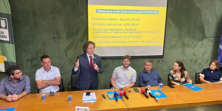 Veneziano participa, com Efraim e Bruno, de coletiva sobre conquista do financiamento de US$ 52 milhões para Campina Grande: “esforço coletivo”