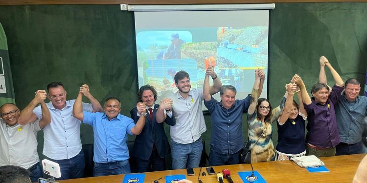 Veneziano participa, com Efraim e Bruno, de coletiva sobre conquista do financiamento de US$ 52 milhões para Campina Grande: “esforço coletivo”