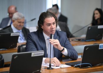 Comissão do Senado aprova projeto de Veneziano que autoriza universidades públicas a cederem espaço a associações