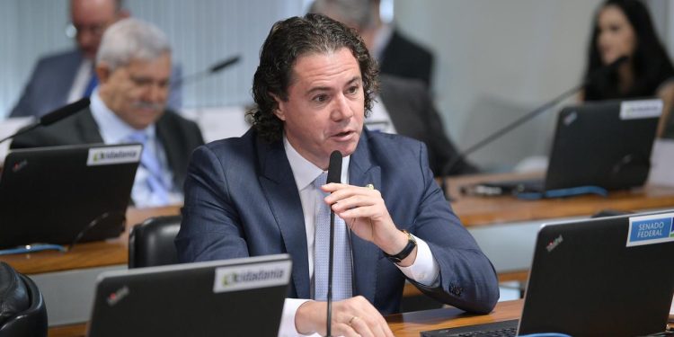 Comissão do Senado aprova projeto de Veneziano que autoriza universidades públicas a cederem espaço a associações