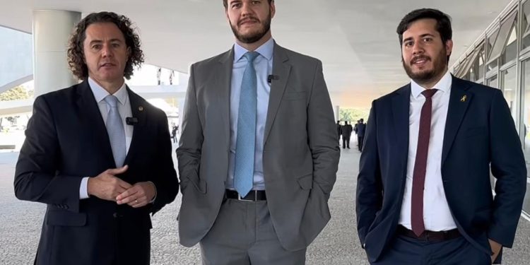 Em Brasília, Veneziano e Bruno celebram mais 50 novos ônibus conquistados junto ao PAC para o transporte público de Campina Grande