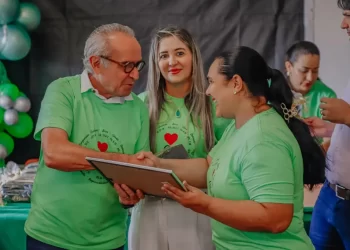 Cícero entrega certificados de reconhecimento aos profissionais de enfermagem do Hospital Santa Isabel