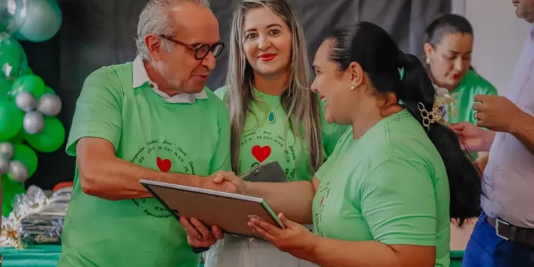 Cícero entrega certificados de reconhecimento aos profissionais de enfermagem do Hospital Santa Isabel