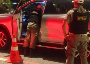 Operação autua 52 pessoas por dirigir com sintomas de embriaguez durante o fim de semana