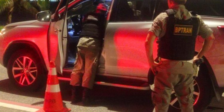 Operação autua 52 pessoas por dirigir com sintomas de embriaguez durante o fim de semana
