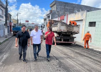 Durante inspeção a recapeamento da BR 104 em Esperança, Veneziano confirma que Paraíba terá R$ 420 milhões para obras rodoviárias este ano